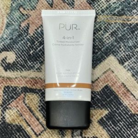 PUR · 4-IN-1 TINTED MOISTURIZER WITH SPF 20 - SHADE DG6 - Picture 2 of 4